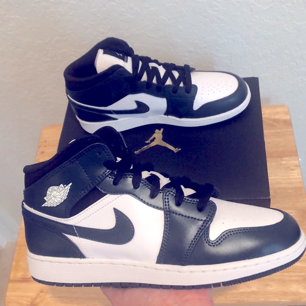 🖤🤍NIKE AIR JORDAN 1 MID GS SNEAKERS🤍🖤 - Picture 5 of 11